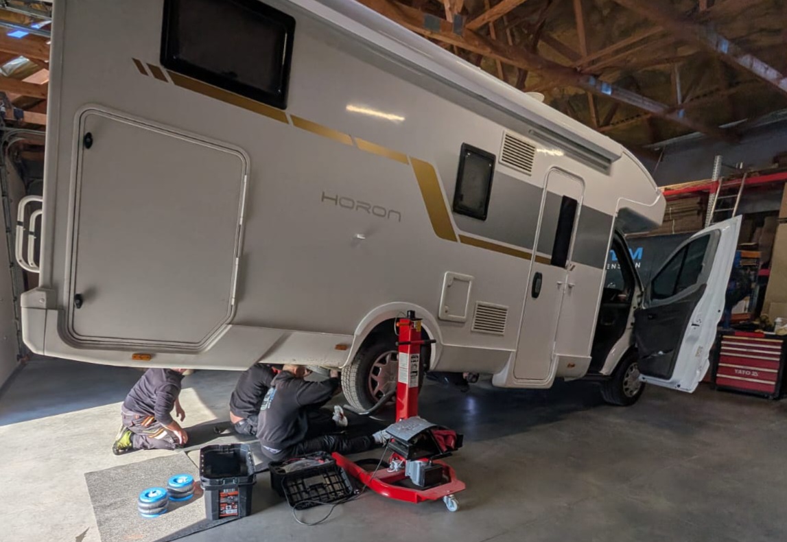 montaż poduszek pneumatycznych mtt system w kamperze